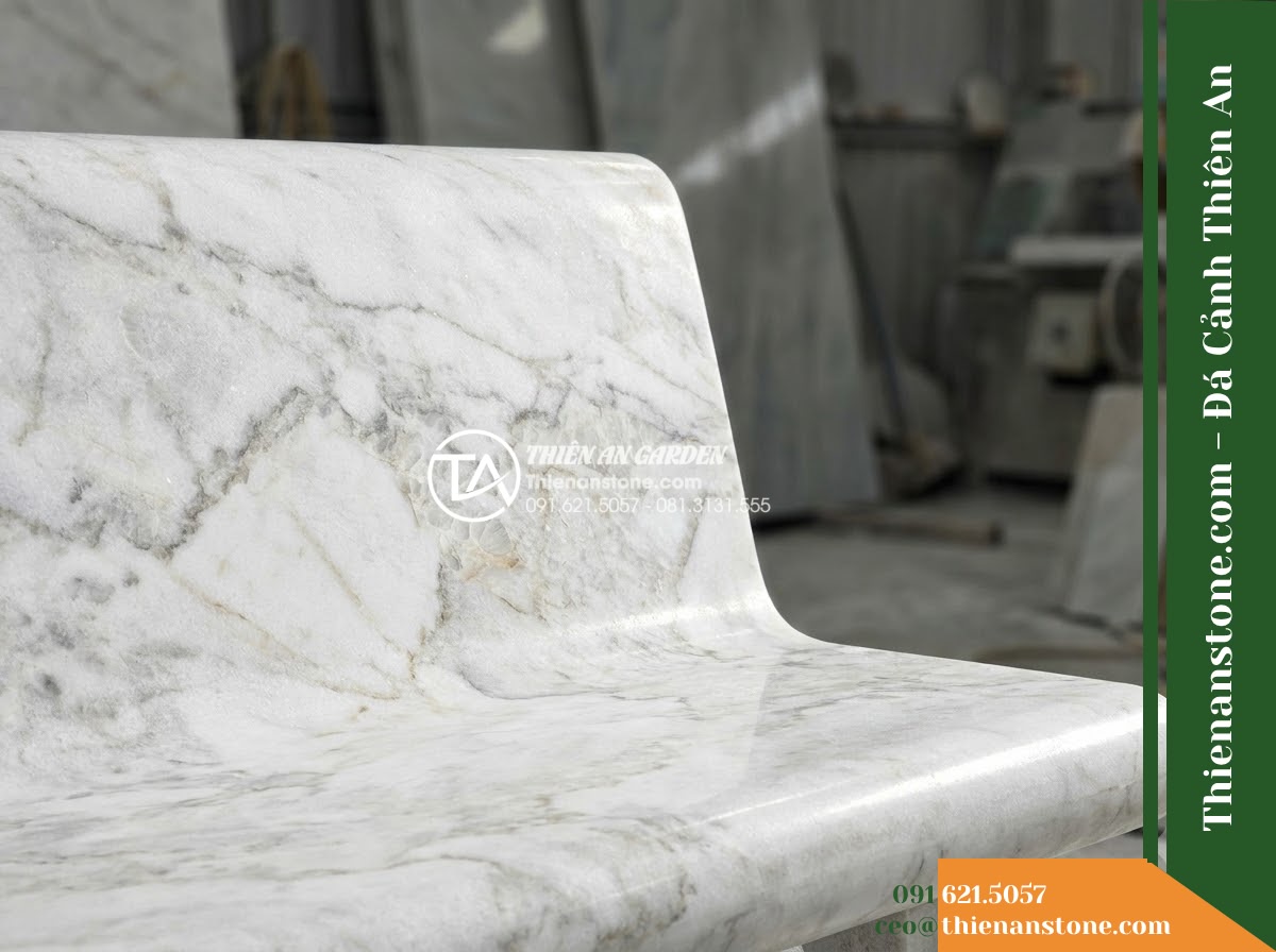 Ghế Đá Granito An Nhiên – Kích thước 150 x 48 x 78 cm – Kiểu dáng tựa cong ôm lưng, mặt ngồi bo cạnh. Chất liệu đá granito (đá mài) - Hình 6 Ghế Đá Granito An Nhiên – Kích thước 150 x 48 x 78 cm – Kiểu dáng tựa cong ôm lưng, mặt ngồi bo cạnh. Chất liệu đá granito (đá mài) - Showroom display of various granito polished stone stone benches at Da Canh Thie