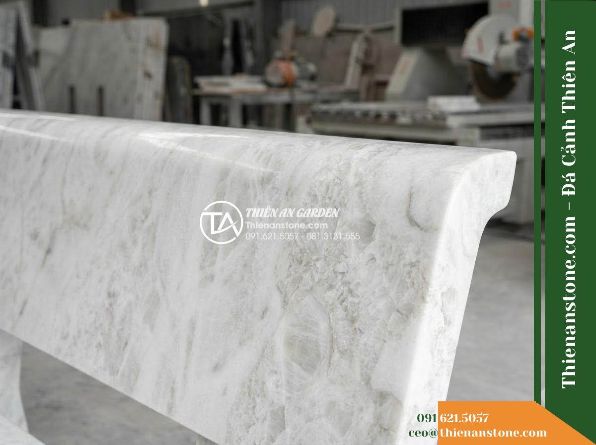 Ghế Đá Granito An Thành – Kích thước 150 x 50 x 80 cm – Kiểu dáng tựa thẳng gọn, chân trụ thấp. Chất liệu đá granito (đá mài) - Hình 5 Ghế Đá Granito An Thành – Kích thước 150 x 50 x 80 cm – Kiểu dáng tựa thẳng gọn, chân trụ thấp. Chất liệu đá granito (đá mài) - Professional installation of a granito polished stone stone bench in a landscape
