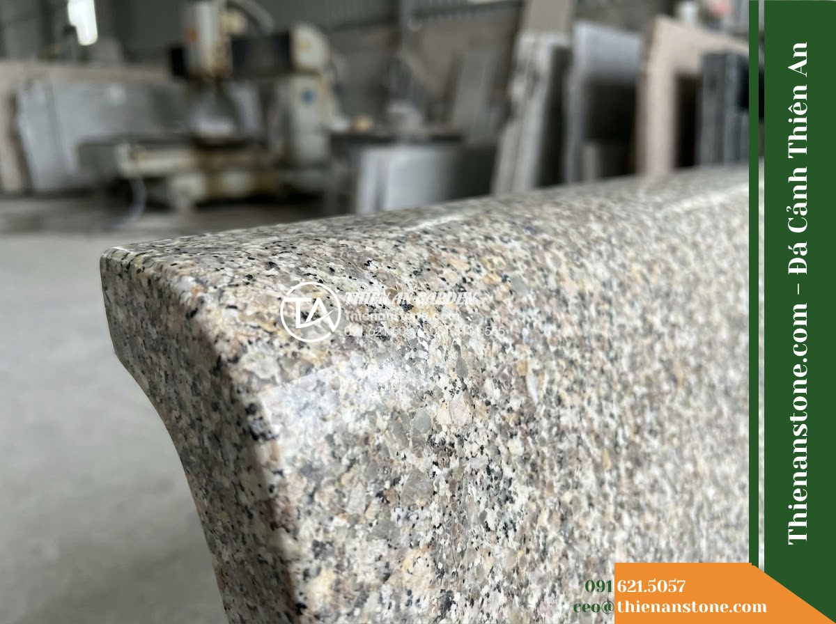 Ghế Đá Granito Bảo Minh – Kích thước 150 x 46 x 45 cm – Kiểu dáng không tựa, mặt cong nhẹ, chân đôi. Chất liệu đá granito (đá mài)