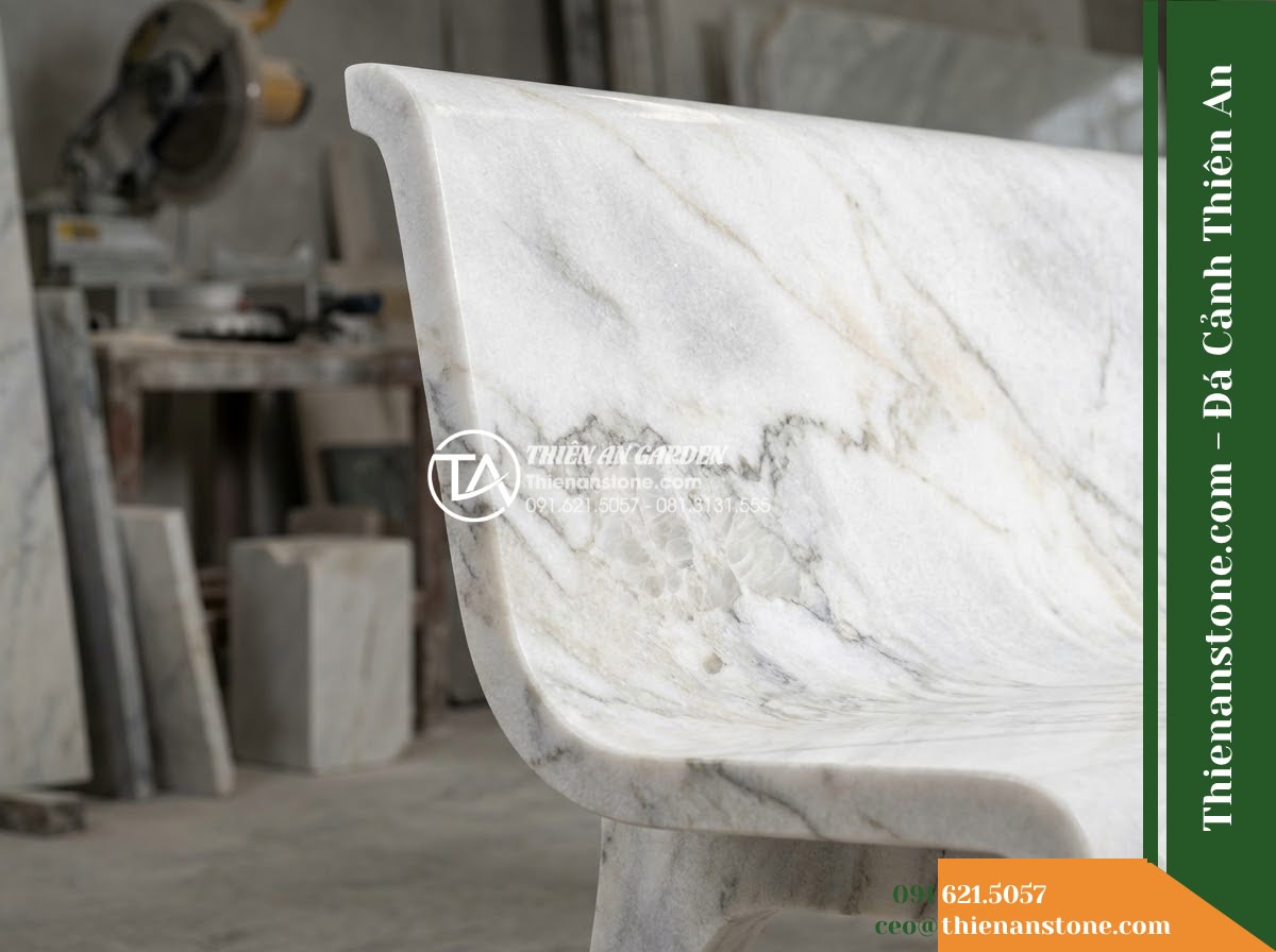 Ghế Đá Granito Bình Minh – Kích thước 160 x 50 x 80 cm – Kiểu dáng tựa nan chữ nhật, cạnh mềm mại. Chất liệu đá granito (đá mài) - Hình 4 Ghế Đá Granito Bình Minh – Kích thước 160 x 50 x 80 cm – Kiểu dáng tựa nan chữ nhật, cạnh mềm mại. Chất liệu đá granito (đá mài) - A granito polished stone stone bench integrated into a Vietnamese luxury resort