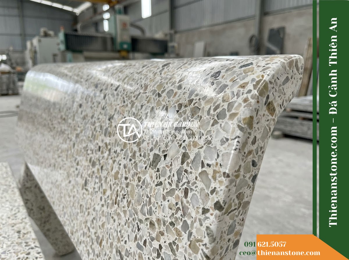 Ghế Đá Granito Bình Minh – Kích thước 160 x 50 x 80 cm – Kiểu dáng tựa nan chữ nhật, cạnh mềm mại. Chất liệu đá granito (đá mài) - Hình 5 Ghế Đá Granito Bình Minh – Kích thước 160 x 50 x 80 cm – Kiểu dáng tựa nan chữ nhật, cạnh mềm mại. Chất liệu đá granito (đá mài) - Professional installation of a granito polished stone stone bench in a landscape