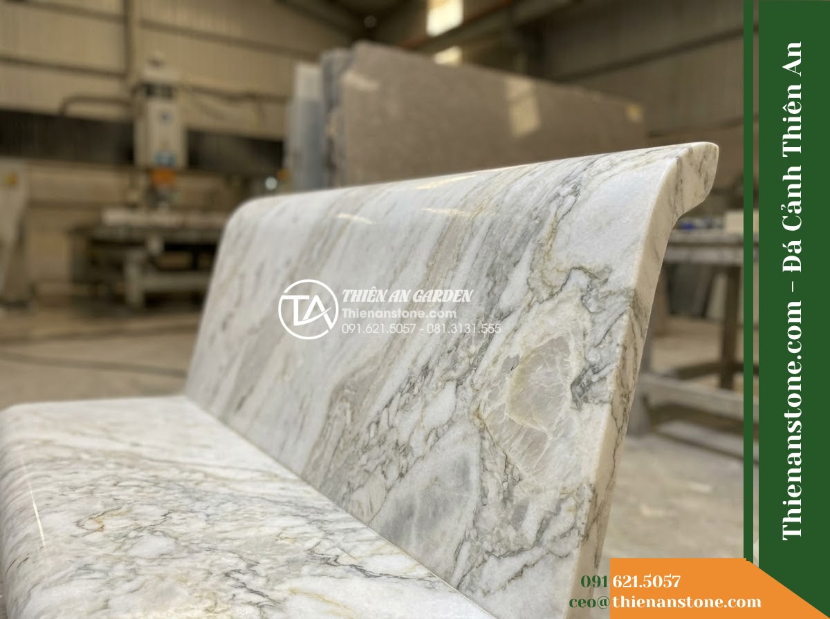 Ghế Đá Granito Bình Minh – Kích thước 160 x 50 x 80 cm – Kiểu dáng tựa nan chữ nhật, cạnh mềm mại. Chất liệu đá granito (đá mài) - Hình 6 Ghế Đá Granito Bình Minh – Kích thước 160 x 50 x 80 cm – Kiểu dáng tựa nan chữ nhật, cạnh mềm mại. Chất liệu đá granito (đá mài) - Showroom display of various granito polished stone stone benches at Da Canh Thie