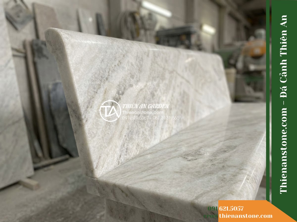 Ghế Đá Granito Đại Phúc – Kích thước 185 x 50 x 84 cm – Kiểu dáng tựa cao bản lớn, chân chữ U. Chất liệu đá granito (đá mài) - Hình 5 Ghế Đá Granito Đại Phúc – Kích thước 185 x 50 x 84 cm – Kiểu dáng tựa cao bản lớn, chân chữ U. Chất liệu đá granito (đá mài) - Professional installation of a granito polished stone stone bench in a landscape