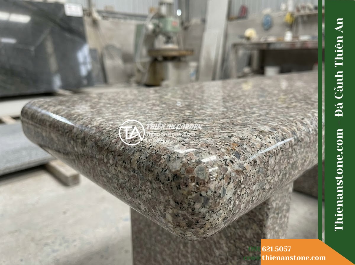 Ghế Đá Granito Đại Thành – Kích thước 140 x 45 x 45 cm – Kiểu dáng băng thấp không tựa, bo tròn bốn góc. Chất liệu đá granito (đá mài)