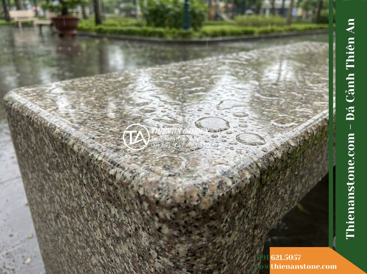 Ghế Đá Granito Đại Thành – Kích thước 140 x 45 x 45 cm – Kiểu dáng băng thấp không tựa, bo tròn bốn góc. Chất liệu đá granito (đá mài) - Hình 3 Ghế Đá Granito Đại Thành – Kích thước 140 x 45 x 45 cm – Kiểu dáng băng thấp không tựa, bo tròn bốn góc. Chất liệu đá granito (đá mài) - granito polished stone stone bench during light rain, water droplets on polished
