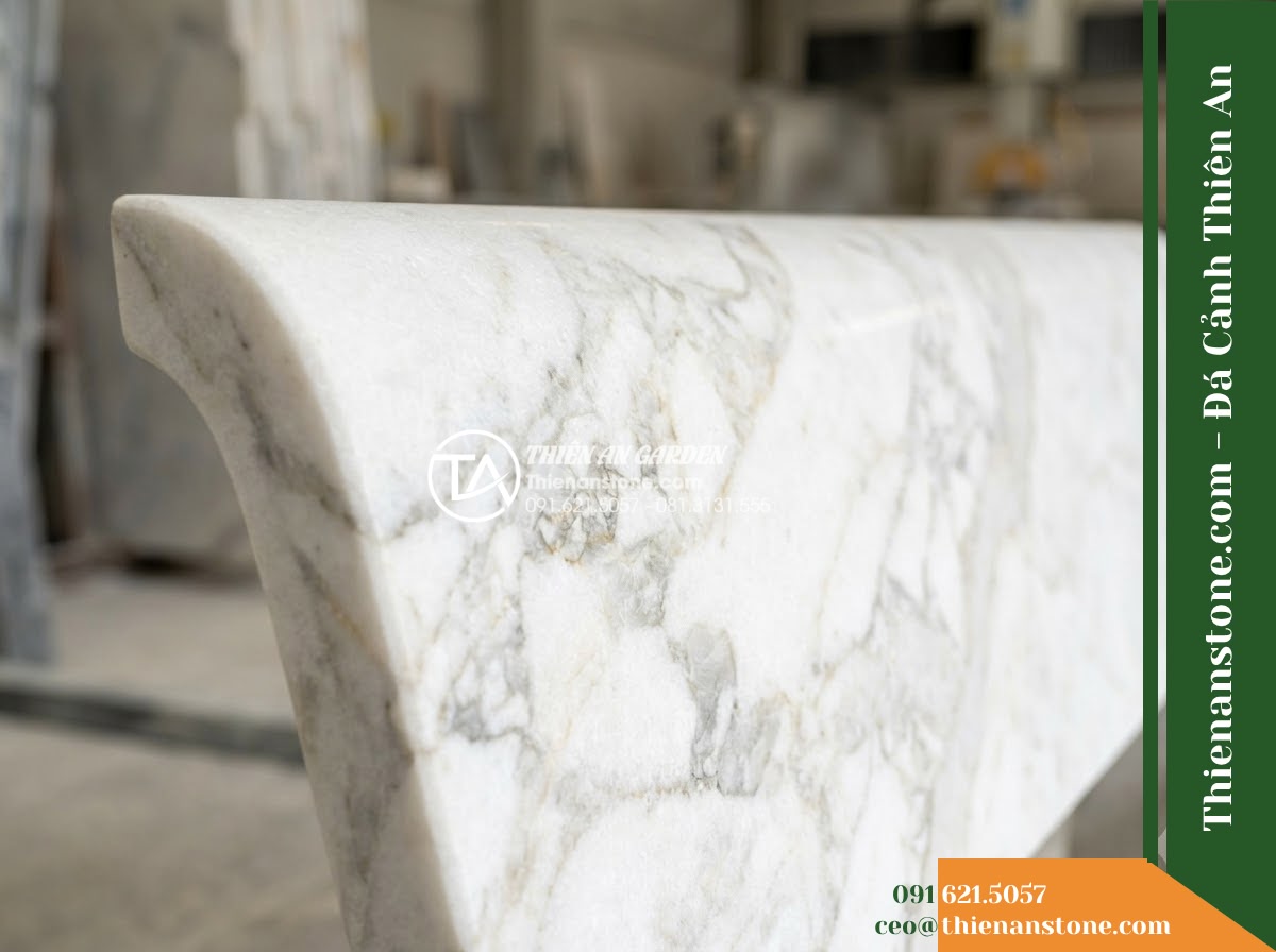 Ghế Đá Granito Đông Phát – Kích thước 180 x 50 x 84 cm – Kiểu dáng tựa cao nan dọc, chân trụ bản lớn. Chất liệu đá granito (đá mài)
