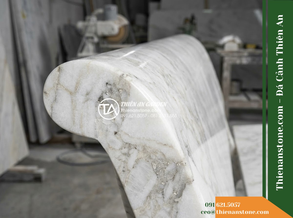 Ghế Đá Granito Đông Phát – Kích thước 180 x 50 x 84 cm – Kiểu dáng tựa cao nan dọc, chân trụ bản lớn. Chất liệu đá granito (đá mài) - Hình 2 Ghế Đá Granito Đông Phát – Kích thước 180 x 50 x 84 cm – Kiểu dáng tựa cao nan dọc, chân trụ bản lớn. Chất liệu đá granito (đá mài) - granito polished stone stone bench with natural veins, sitting on a manicured la