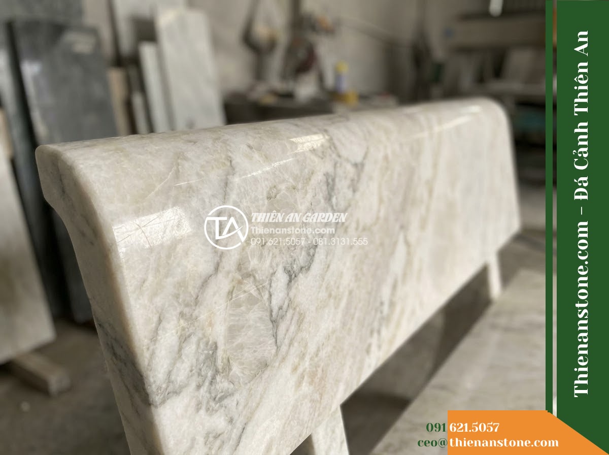 Ghế Đá Granito Đông Phát – Kích thước 180 x 50 x 84 cm – Kiểu dáng tựa cao nan dọc, chân trụ bản lớn. Chất liệu đá granito (đá mài) - Hình 5 Ghế Đá Granito Đông Phát – Kích thước 180 x 50 x 84 cm – Kiểu dáng tựa cao nan dọc, chân trụ bản lớn. Chất liệu đá granito (đá mài) - Professional installation of a granito polished stone stone bench in a landscape