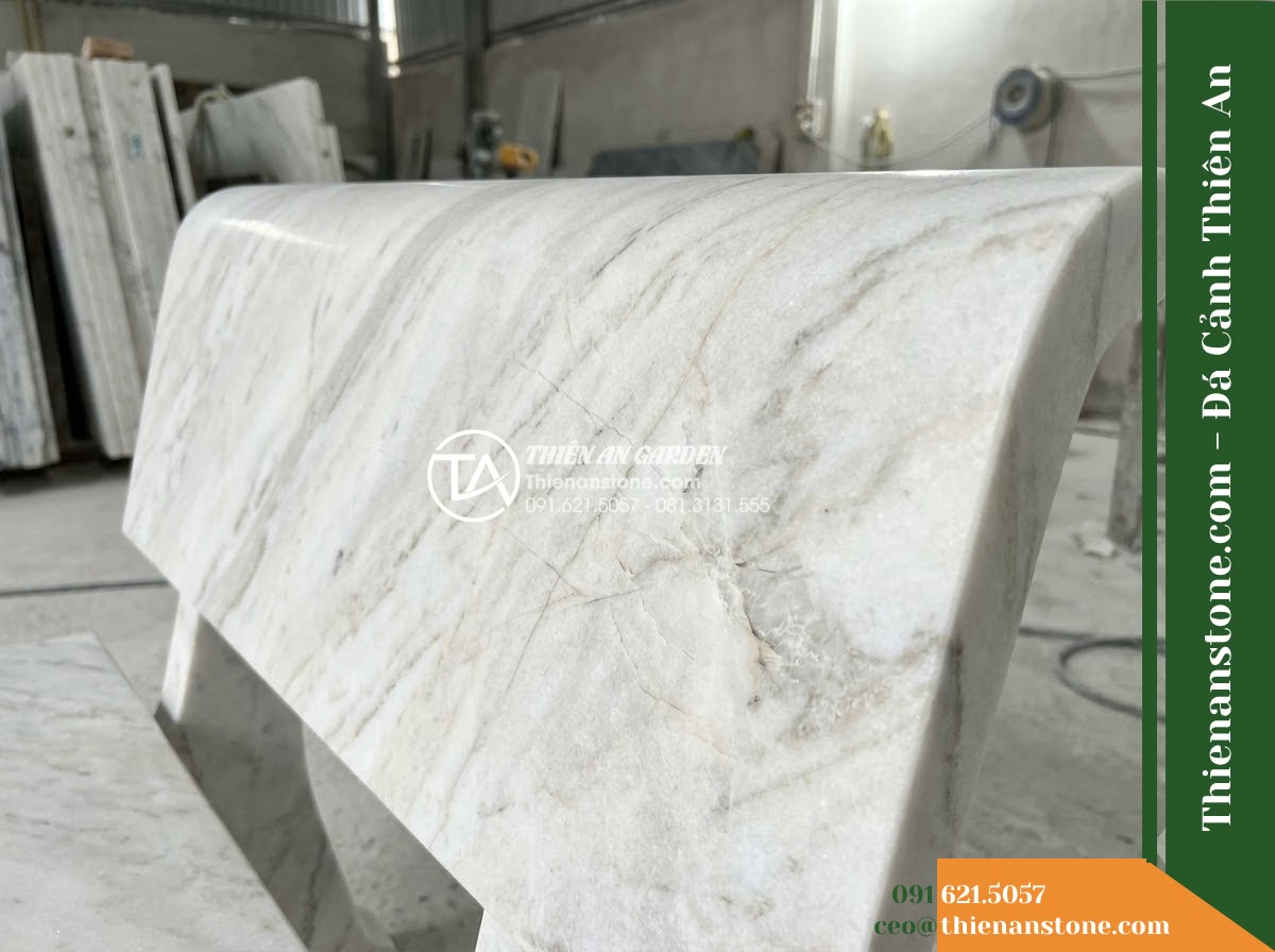 Ghế Đá Granito Gia Hưng – Kích thước 180 x 50 x 78 cm – Kiểu dáng tựa nan ngang, đường nét thanh thoát. Chất liệu đá granito (đá mài) - Hình 4 Ghế Đá Granito Gia Hưng – Kích thước 180 x 50 x 78 cm – Kiểu dáng tựa nan ngang, đường nét thanh thoát. Chất liệu đá granito (đá mài) - A granito polished stone stone bench integrated into a Vietnamese luxury resort