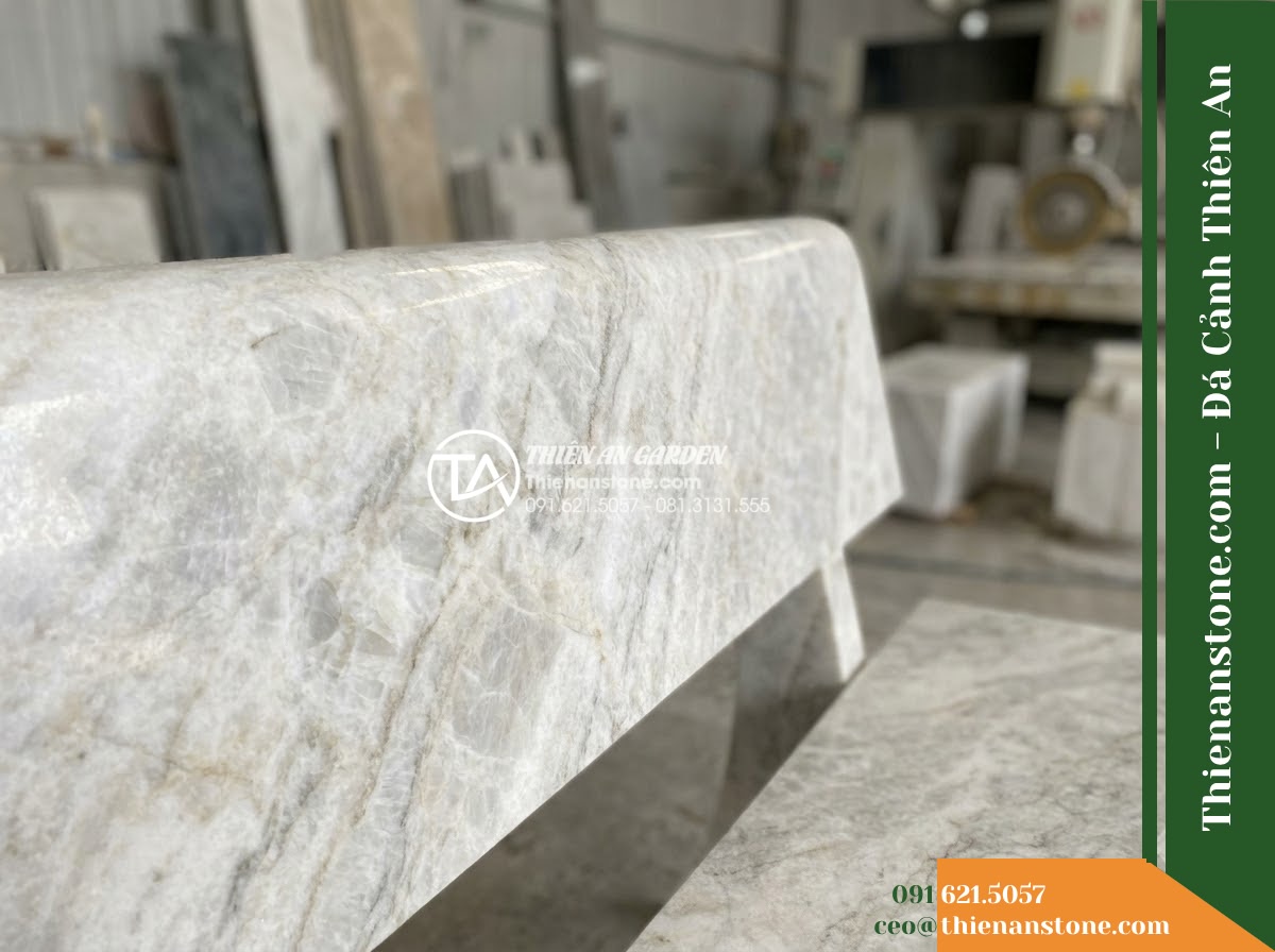 Ghế Đá Granito Gia Hưng – Kích thước 180 x 50 x 78 cm – Kiểu dáng tựa nan ngang, đường nét thanh thoát. Chất liệu đá granito (đá mài) - Hình 5 Ghế Đá Granito Gia Hưng – Kích thước 180 x 50 x 78 cm – Kiểu dáng tựa nan ngang, đường nét thanh thoát. Chất liệu đá granito (đá mài) - Professional installation of a granito polished stone stone bench in a landscape