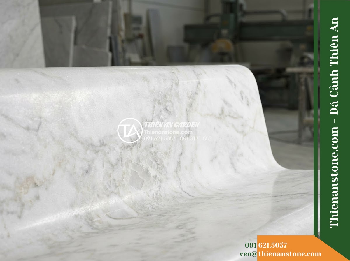 Ghế Đá Granito Hải Minh – Kích thước 185 x 52 x 82 cm – Kiểu dáng tựa liền bản rộng, tay vịn thấp. Chất liệu đá granito (đá mài)