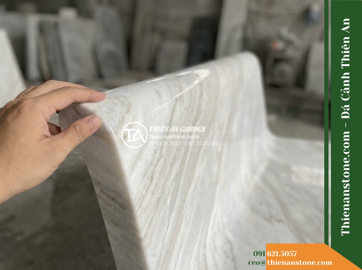 Ghế Đá Granito Hoàng An – Kích thước 160 x 50 x 83 cm – Kiểu dáng tựa vòm cao, chân bo mềm. Chất liệu đá granito (đá mài)