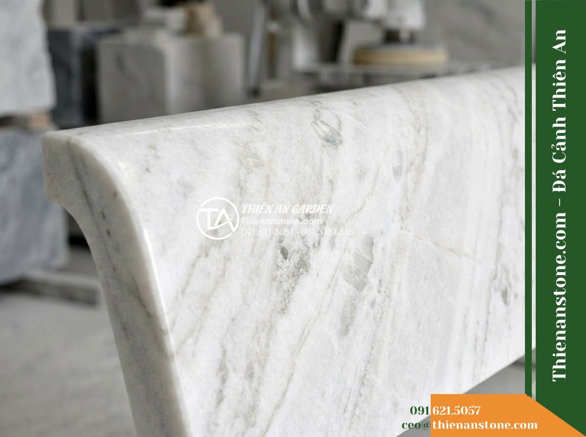 Ghế Đá Granito Hoàng An – Kích thước 160 x 50 x 83 cm – Kiểu dáng tựa vòm cao, chân bo mềm. Chất liệu đá granito (đá mài) - Hình 5 Ghế Đá Granito Hoàng An – Kích thước 160 x 50 x 83 cm – Kiểu dáng tựa vòm cao, chân bo mềm. Chất liệu đá granito (đá mài) - Professional installation of a granito polished stone stone bench in a landscape