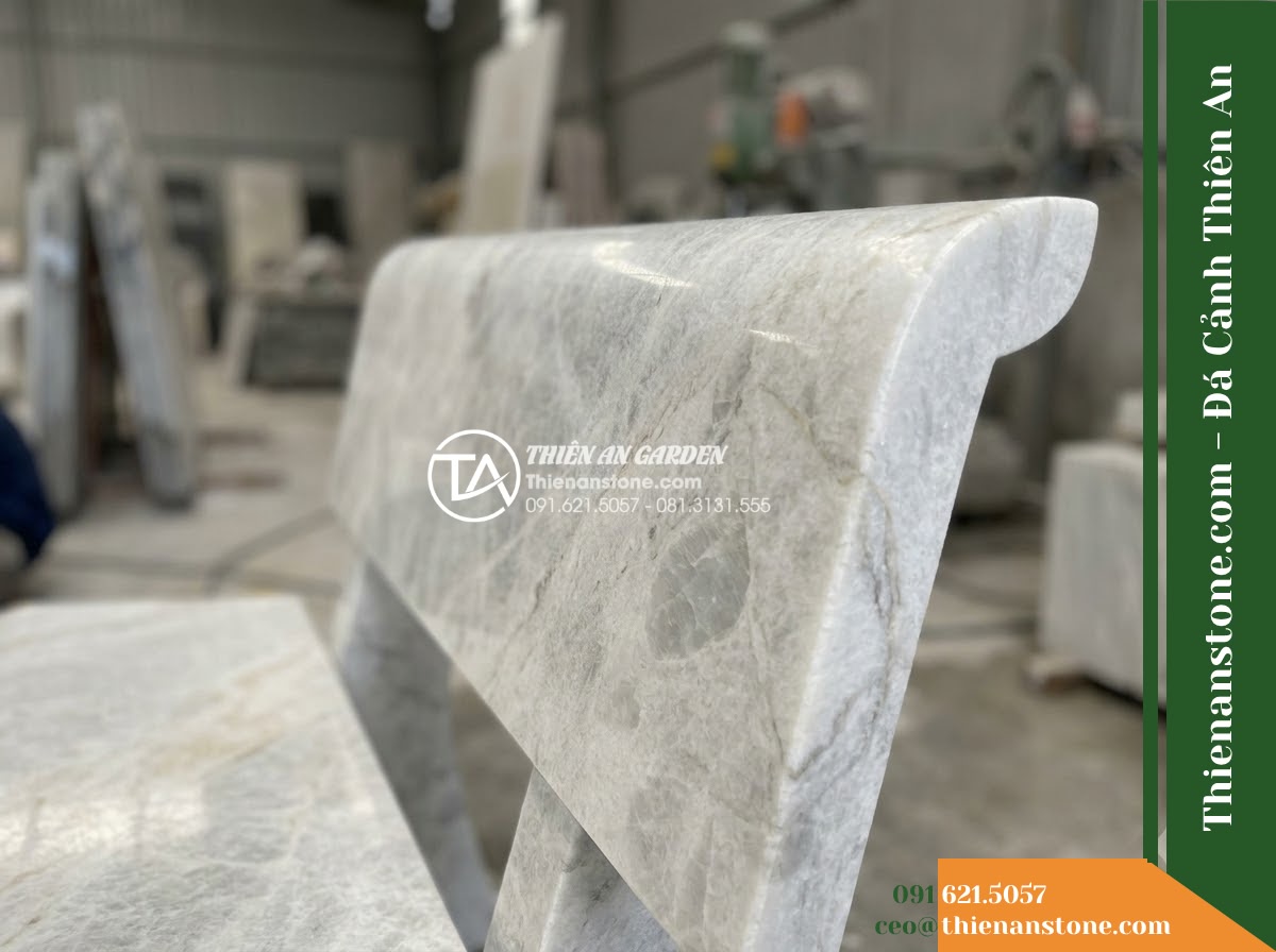 Ghế Đá Granito Hưng Phúc – Kích thước 175 x 50 x 82 cm – Kiểu dáng tựa liền bo đỉnh, tay vịn thấp. Chất liệu đá granito (đá mài)