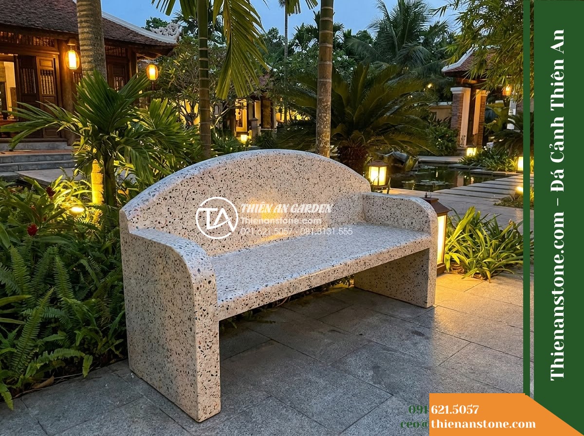 Ghế Đá Granito Hưng Phúc – Kích thước 175 x 50 x 82 cm – Kiểu dáng tựa liền bo đỉnh, tay vịn thấp. Chất liệu đá granito (đá mài)