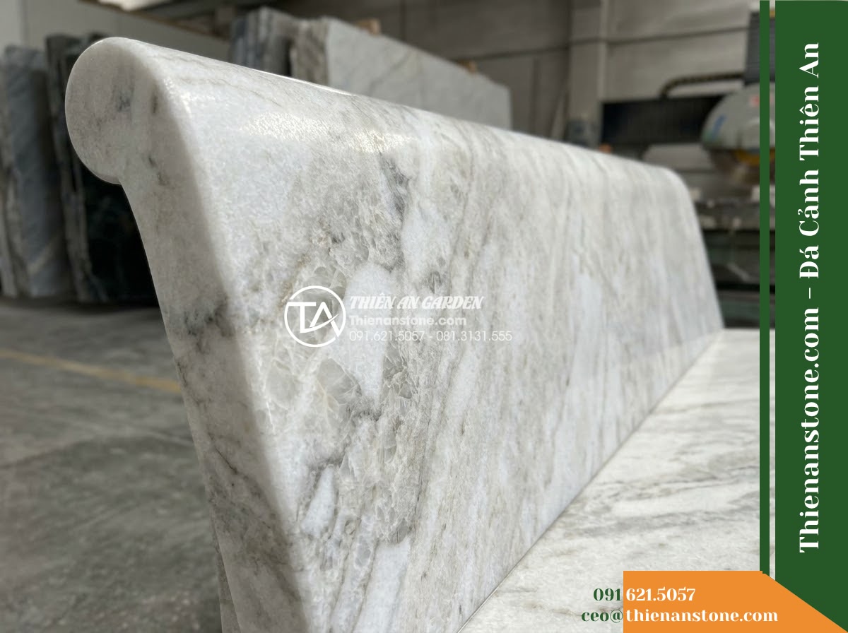 Ghế Đá Granito Hưng Phúc – Kích thước 175 x 50 x 82 cm – Kiểu dáng tựa liền bo đỉnh, tay vịn thấp. Chất liệu đá granito (đá mài)