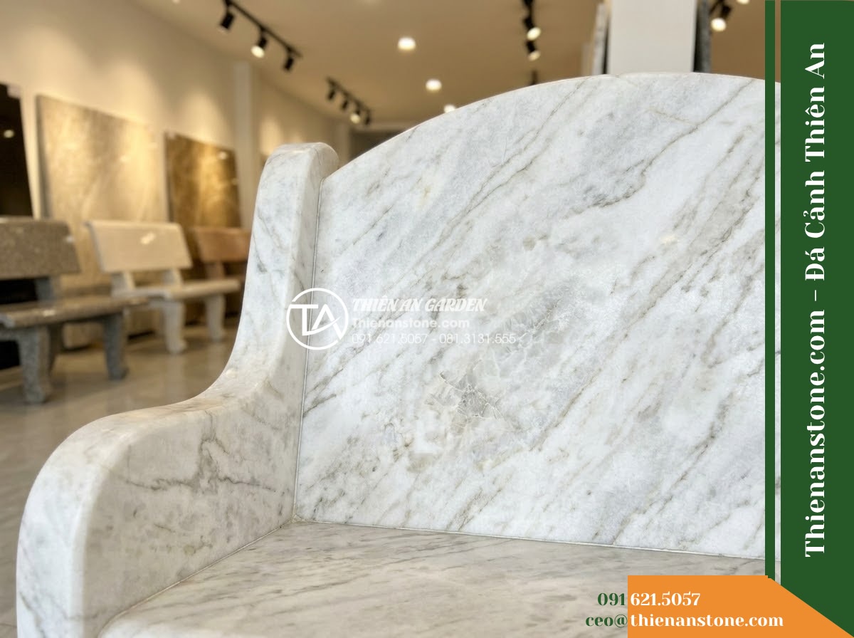 Ghế Đá Granito Hưng Phúc – Kích thước 175 x 50 x 82 cm – Kiểu dáng tựa liền bo đỉnh, tay vịn thấp. Chất liệu đá granito (đá mài)