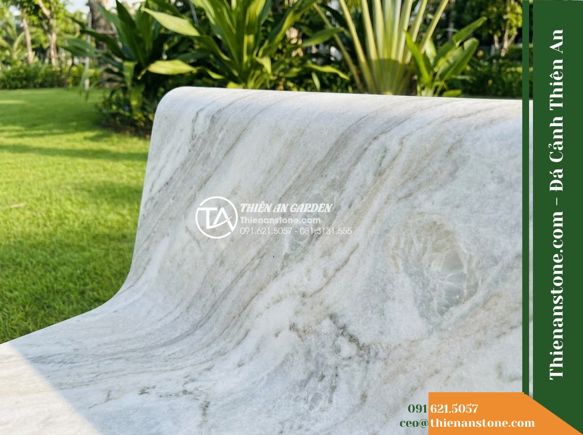 Ghế Đá Granito Khải An – Kích thước 165 x 48 x 78 cm – Kiểu dáng tựa thấp nan ngang, chân bo cong. Chất liệu đá granito (đá mài)
