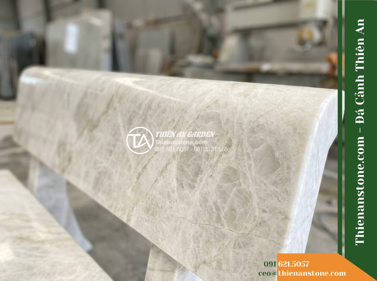 Ghế Đá Granito Khải An – Kích thước 165 x 48 x 78 cm – Kiểu dáng tựa thấp nan ngang, chân bo cong. Chất liệu đá granito (đá mài)