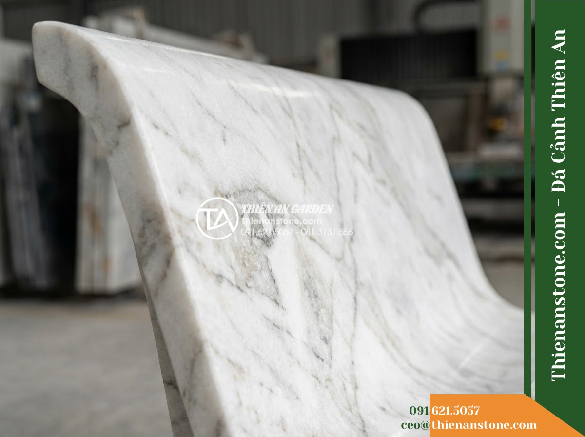 Ghế Đá Granito Kim An – Kích thước 145 x 44 x 45 cm – Kiểu dáng không tựa nhỏ gọn, cạnh bo tròn. Chất liệu đá granito (đá mài) - Hình 1 Ghế Đá Granito Kim An – Kích thước 145 x 44 x 45 cm – Kiểu dáng không tựa nhỏ gọn, cạnh bo tròn. Chất liệu đá granito (đá mài) - Hand touching the surface of a granito polished stone stone bench, showing scale