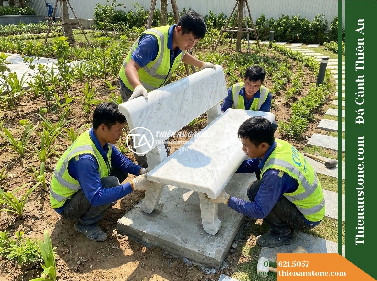 Ghế Đá Granito Kim An – Kích thước 145 x 44 x 45 cm – Kiểu dáng không tựa nhỏ gọn, cạnh bo tròn. Chất liệu đá granito (đá mài) - Hình 5 Ghế Đá Granito Kim An – Kích thước 145 x 44 x 45 cm – Kiểu dáng không tựa nhỏ gọn, cạnh bo tròn. Chất liệu đá granito (đá mài) - Professional installation of a granito polished stone stone bench in a landscape