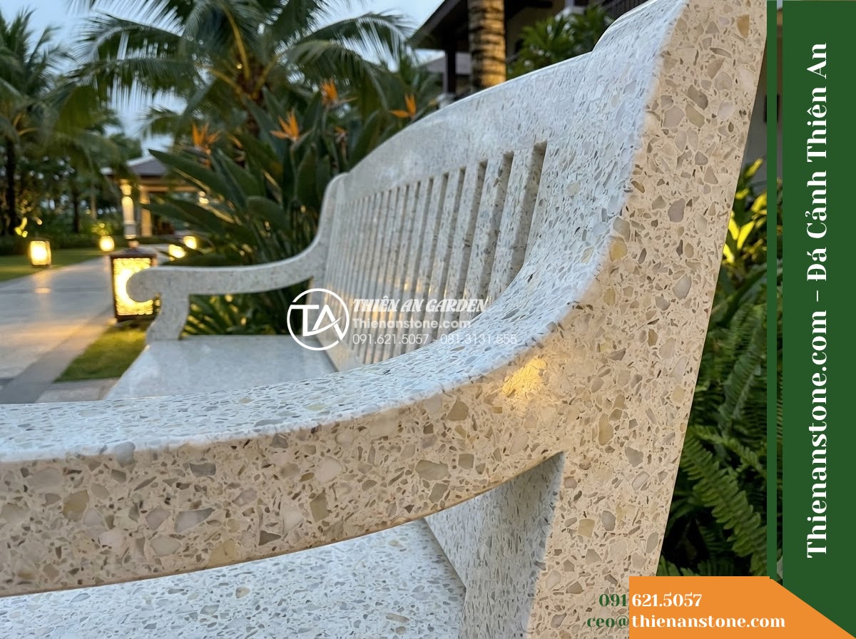 Ghế Đá Granito Minh Châu – Kích thước 180 x 50 x 80 cm – Kiểu dáng tựa nan dọc cổ điển, tay vịn bo tròn. Chất liệu đá granito (đá mài) - Hình 4 Ghế Đá Granito Minh Châu – Kích thước 180 x 50 x 80 cm – Kiểu dáng tựa nan dọc cổ điển, tay vịn bo tròn. Chất liệu đá granito (đá mài) - A granito polished stone stone bench integrated into a Vietnamese luxury resort