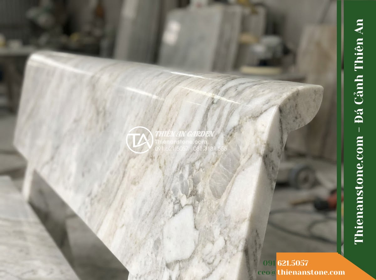 Ghế Đá Granito Minh Châu – Kích thước 180 x 50 x 80 cm – Kiểu dáng tựa nan dọc cổ điển, tay vịn bo tròn. Chất liệu đá granito (đá mài) - Hình 5 Ghế Đá Granito Minh Châu – Kích thước 180 x 50 x 80 cm – Kiểu dáng tựa nan dọc cổ điển, tay vịn bo tròn. Chất liệu đá granito (đá mài) - Professional installation of a granito polished stone stone bench in a landscape