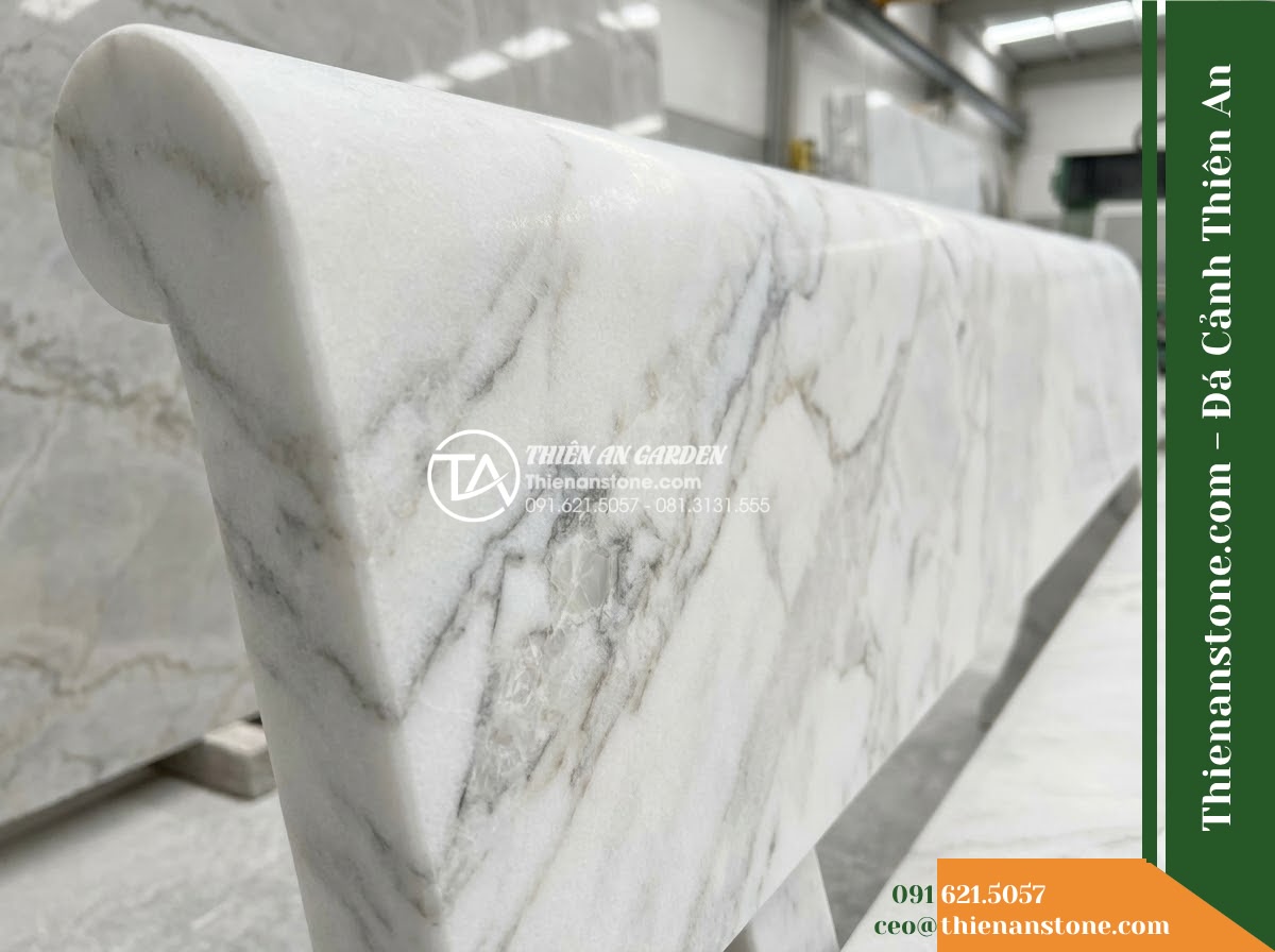 Ghế Đá Granito Minh Phát – Kích thước 180 x 50 x 80 cm – Kiểu dáng tựa nan ngang lớn, tay vịn cong. Chất liệu đá granito (đá mài)