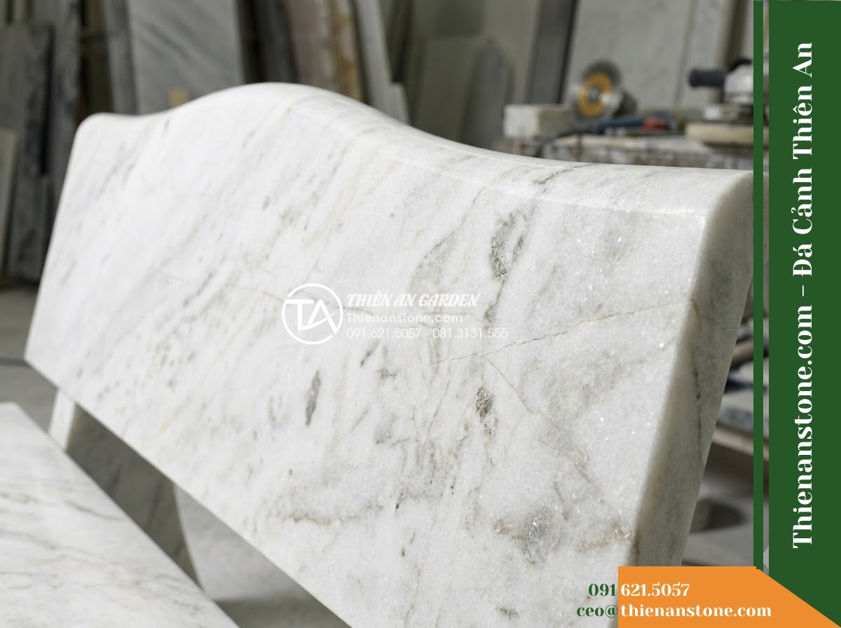 Ghế Đá Granito Minh Phát – Kích thước 180 x 50 x 80 cm – Kiểu dáng tựa nan ngang lớn, tay vịn cong. Chất liệu đá granito (đá mài) - Hình 4 Ghế Đá Granito Minh Phát – Kích thước 180 x 50 x 80 cm – Kiểu dáng tựa nan ngang lớn, tay vịn cong. Chất liệu đá granito (đá mài) - A granito polished stone stone bench integrated into a Vietnamese luxury resort