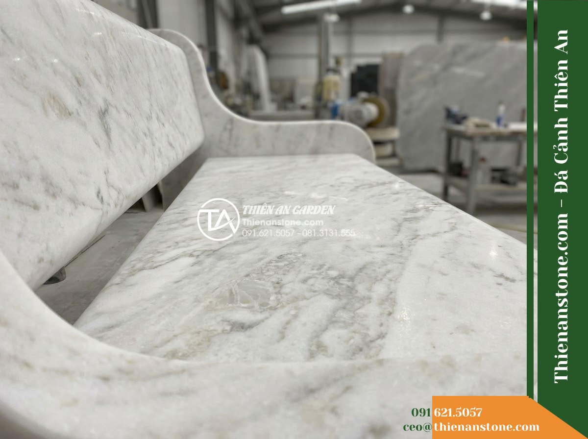 Ghế Đá Granito Minh Phát – Kích thước 180 x 50 x 80 cm – Kiểu dáng tựa nan ngang lớn, tay vịn cong. Chất liệu đá granito (đá mài) - Hình 5 Ghế Đá Granito Minh Phát – Kích thước 180 x 50 x 80 cm – Kiểu dáng tựa nan ngang lớn, tay vịn cong. Chất liệu đá granito (đá mài) - Professional installation of a granito polished stone stone bench in a landscape