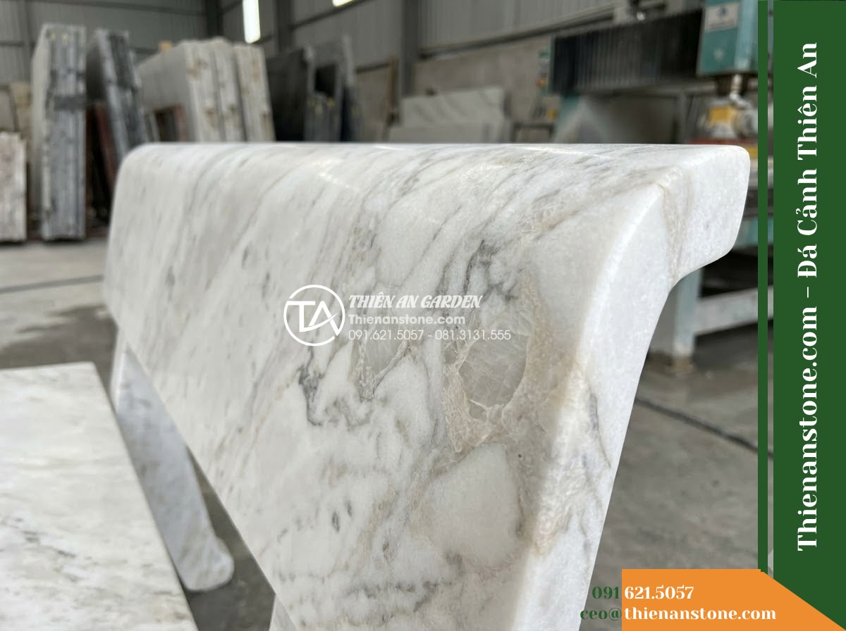Ghế Đá Granito Minh Phát – Kích thước 180 x 50 x 80 cm – Kiểu dáng tựa nan ngang lớn, tay vịn cong. Chất liệu đá granito (đá mài) - Hình 6 Ghế Đá Granito Minh Phát – Kích thước 180 x 50 x 80 cm – Kiểu dáng tựa nan ngang lớn, tay vịn cong. Chất liệu đá granito (đá mài) - Showroom display of various granito polished stone stone benches at Da Canh Thie