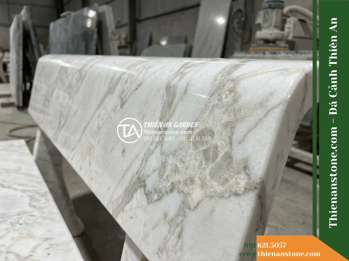 Ghế Đá Granito Minh Tâm – Kích thước 165 x 50 x 80 cm – Kiểu dáng tựa nan cong, chân trụ vuông. Chất liệu đá granito (đá mài)