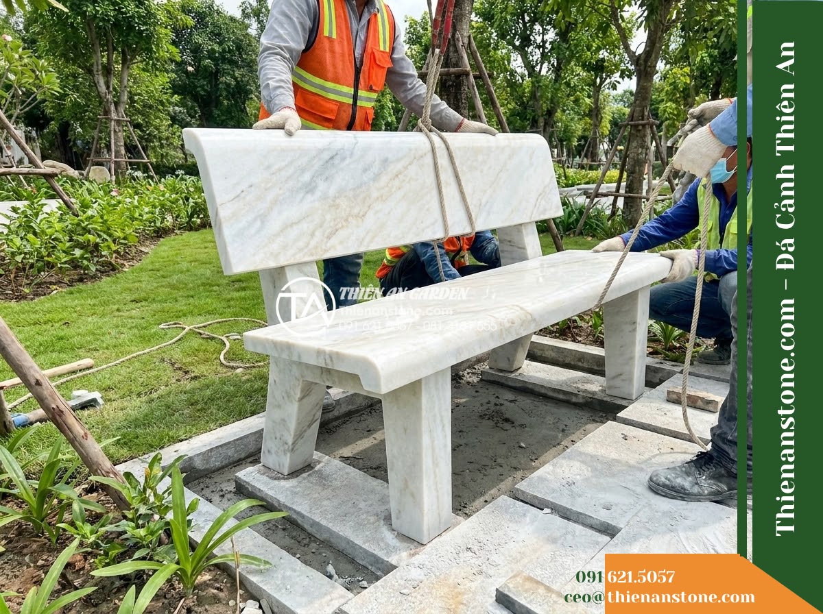 Ghế Đá Granito Minh Tâm – Kích thước 165 x 50 x 80 cm – Kiểu dáng tựa nan cong, chân trụ vuông. Chất liệu đá granito (đá mài)