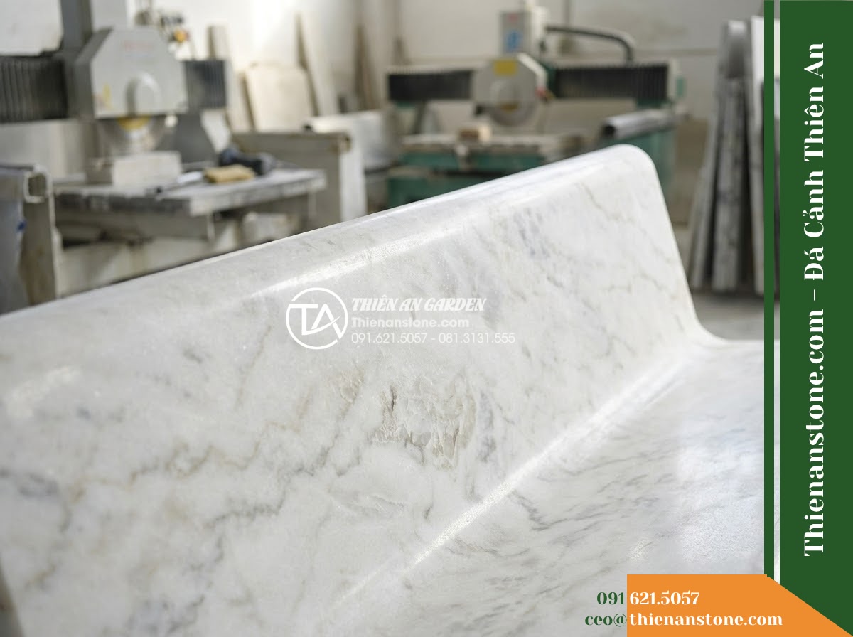 Ghế Đá Granito Minh Tâm – Kích thước 165 x 50 x 80 cm – Kiểu dáng tựa nan cong, chân trụ vuông. Chất liệu đá granito (đá mài)
