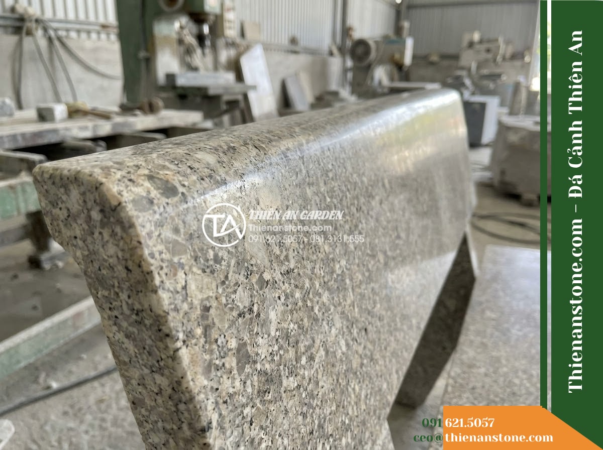 Ghế Đá Granito Nhật Phúc – Kích thước 180 x 48 x 80 cm – Kiểu dáng tựa thẳng thanh mảnh, chân chữ A. Chất liệu đá granito (đá mài)