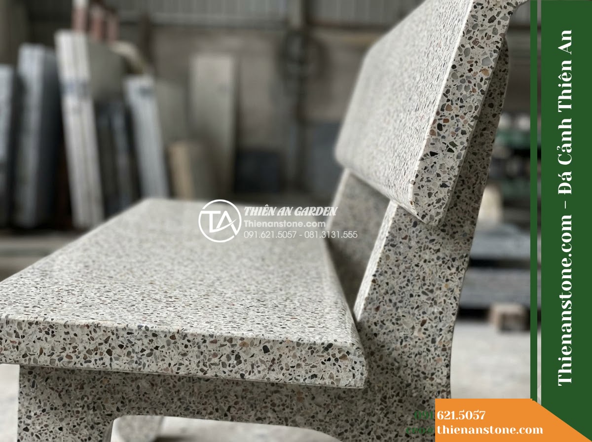 Ghế Đá Granito Phú An – Kích thước 150 x 48 x 79 cm – Kiểu dáng tựa bo góc, mặt ngồi cong nhẹ. Chất liệu đá granito (đá mài)