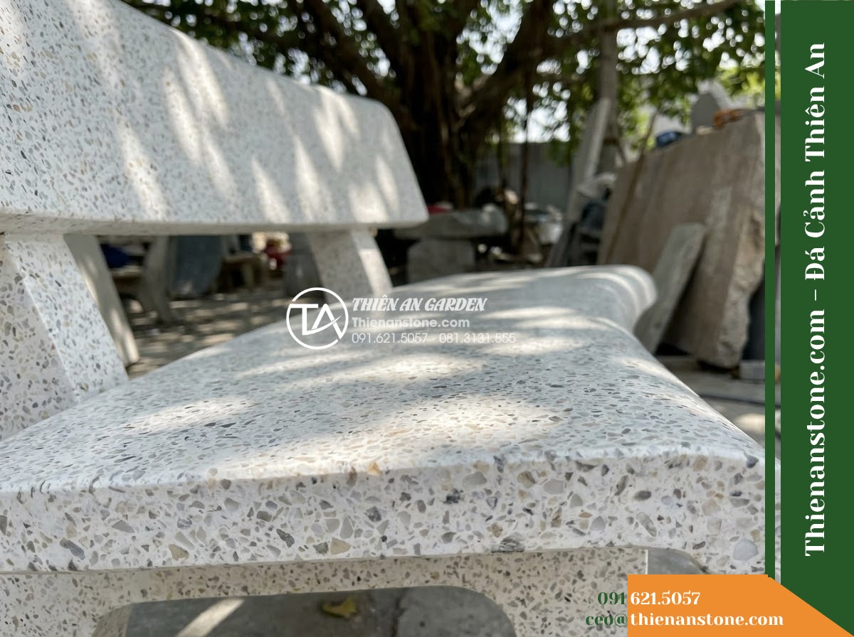 Ghế Đá Granito Phú An – Kích thước 150 x 48 x 79 cm – Kiểu dáng tựa bo góc, mặt ngồi cong nhẹ. Chất liệu đá granito (đá mài)