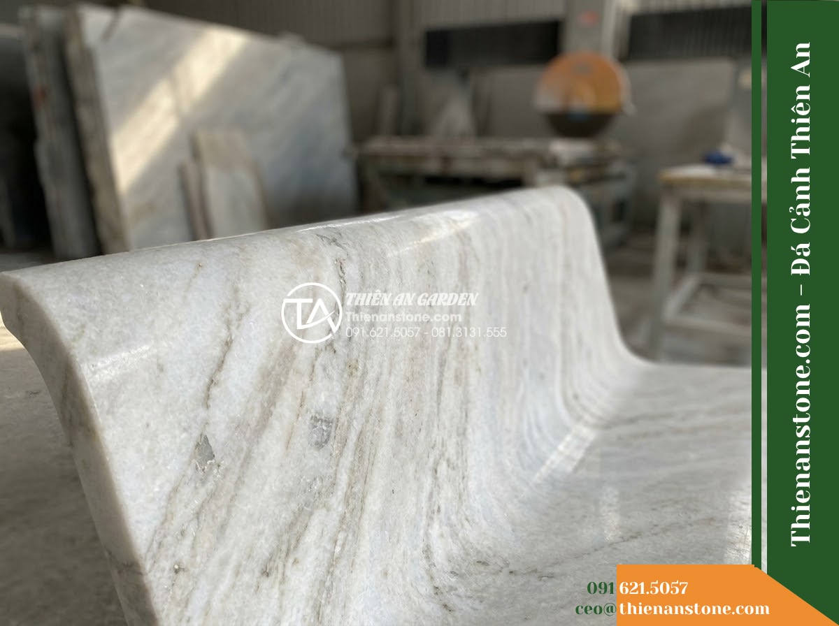 Ghế Đá Granito Phú An – Kích thước 150 x 48 x 79 cm – Kiểu dáng tựa bo góc, mặt ngồi cong nhẹ. Chất liệu đá granito (đá mài)