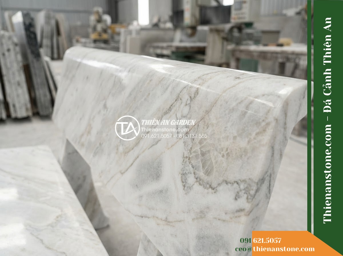 Ghế Đá Granito Phú An – Kích thước 150 x 48 x 79 cm – Kiểu dáng tựa bo góc, mặt ngồi cong nhẹ. Chất liệu đá granito (đá mài)