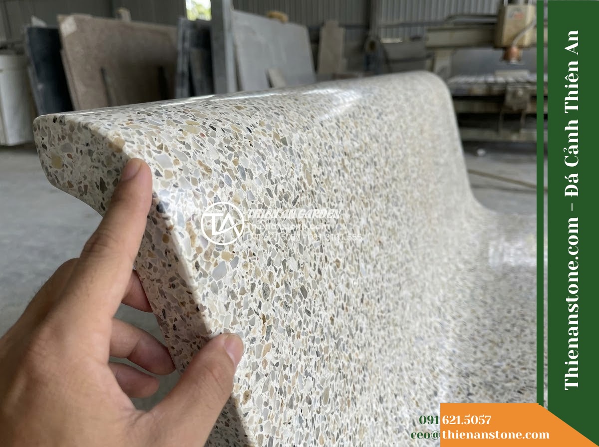 Ghế Đá Granito Phúc Khang – Kích thước 170 x 50 x 85 cm – Kiểu dáng tựa cao bo tròn, tay vịn liền khối. Chất liệu đá granito (đá mài)