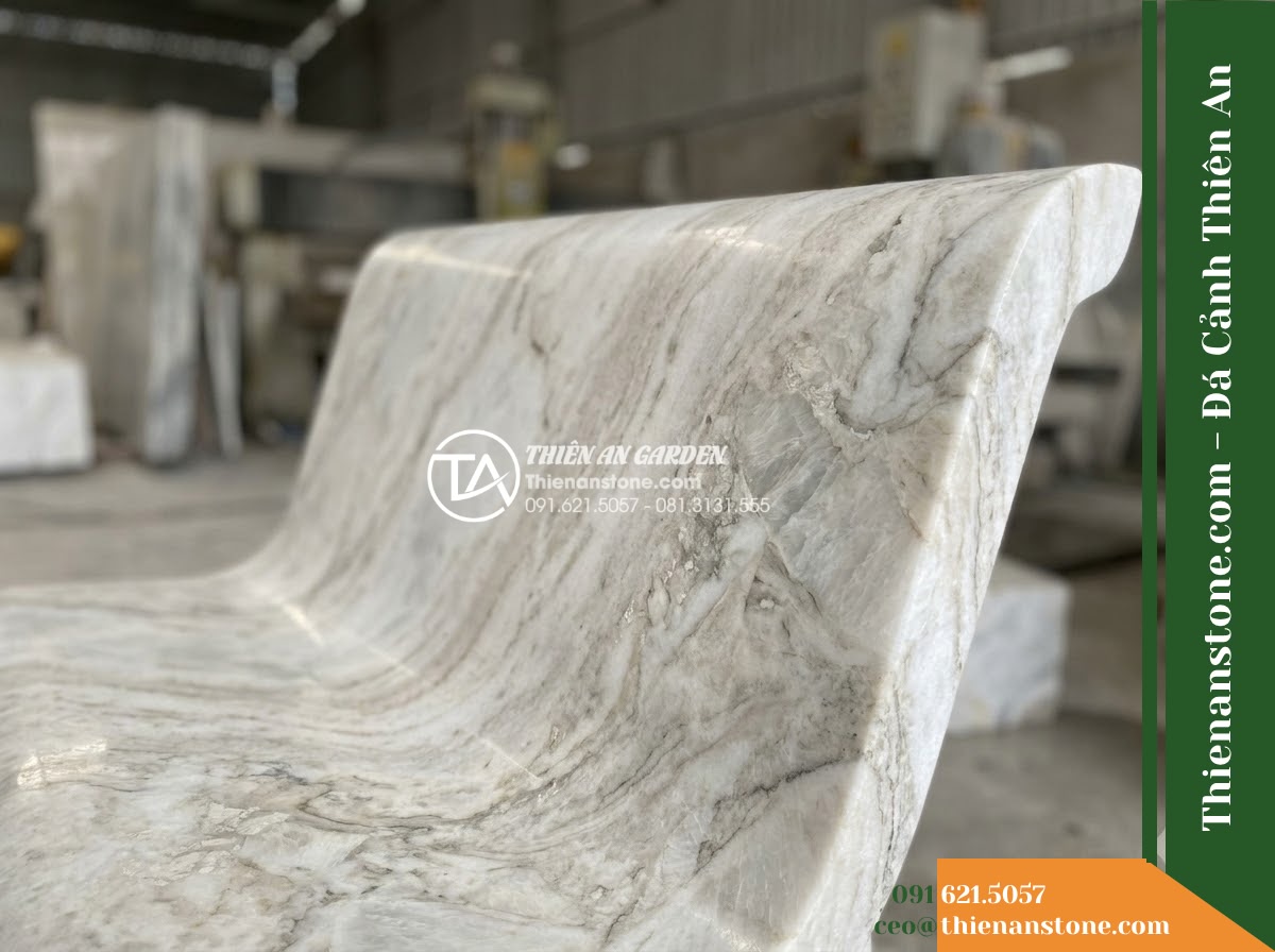 Ghế Đá Granito Phúc Khang – Kích thước 170 x 50 x 85 cm – Kiểu dáng tựa cao bo tròn, tay vịn liền khối. Chất liệu đá granito (đá mài)