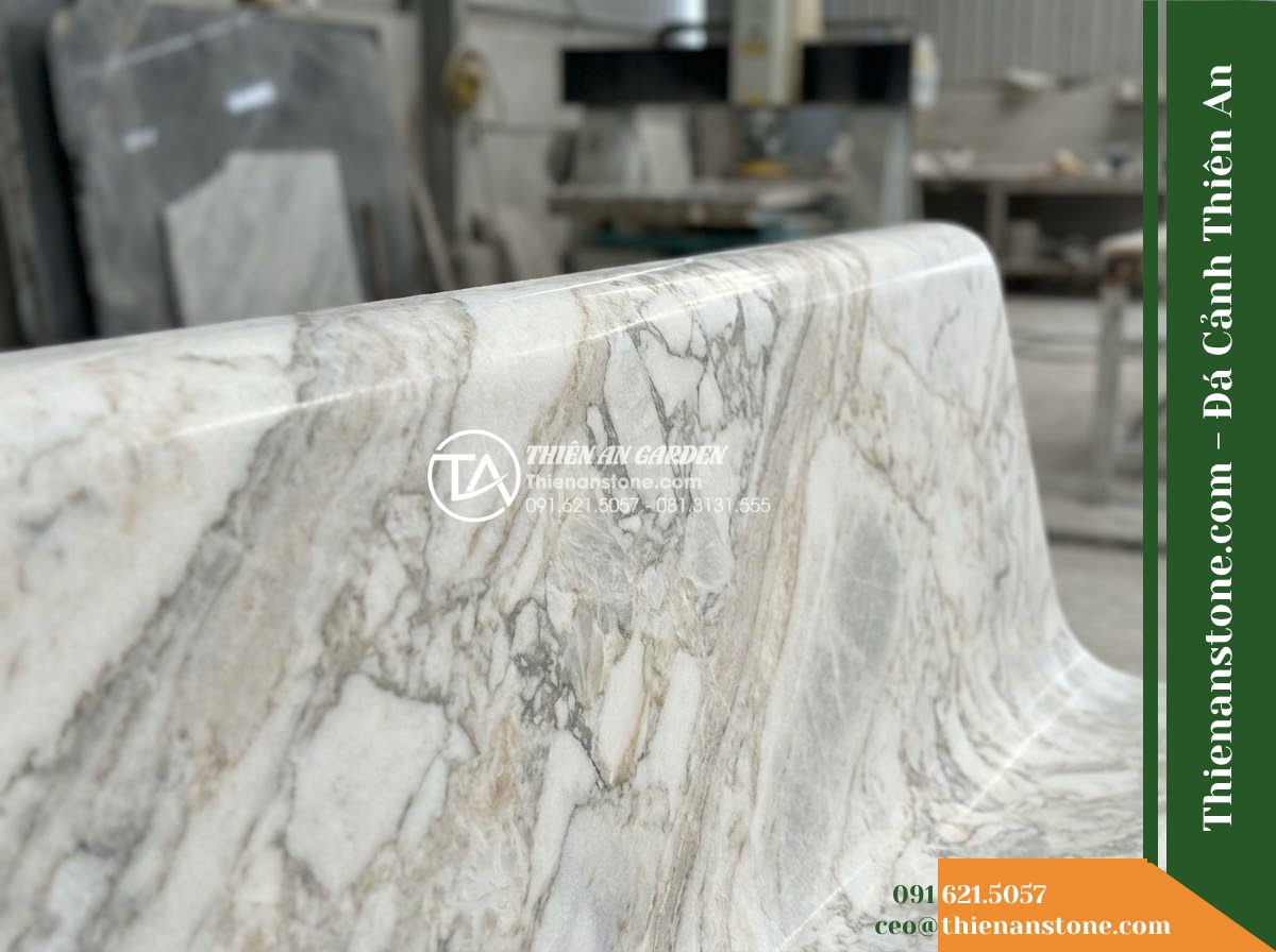 Ghế Đá Granito Phúc Khang – Kích thước 170 x 50 x 85 cm – Kiểu dáng tựa cao bo tròn, tay vịn liền khối. Chất liệu đá granito (đá mài)