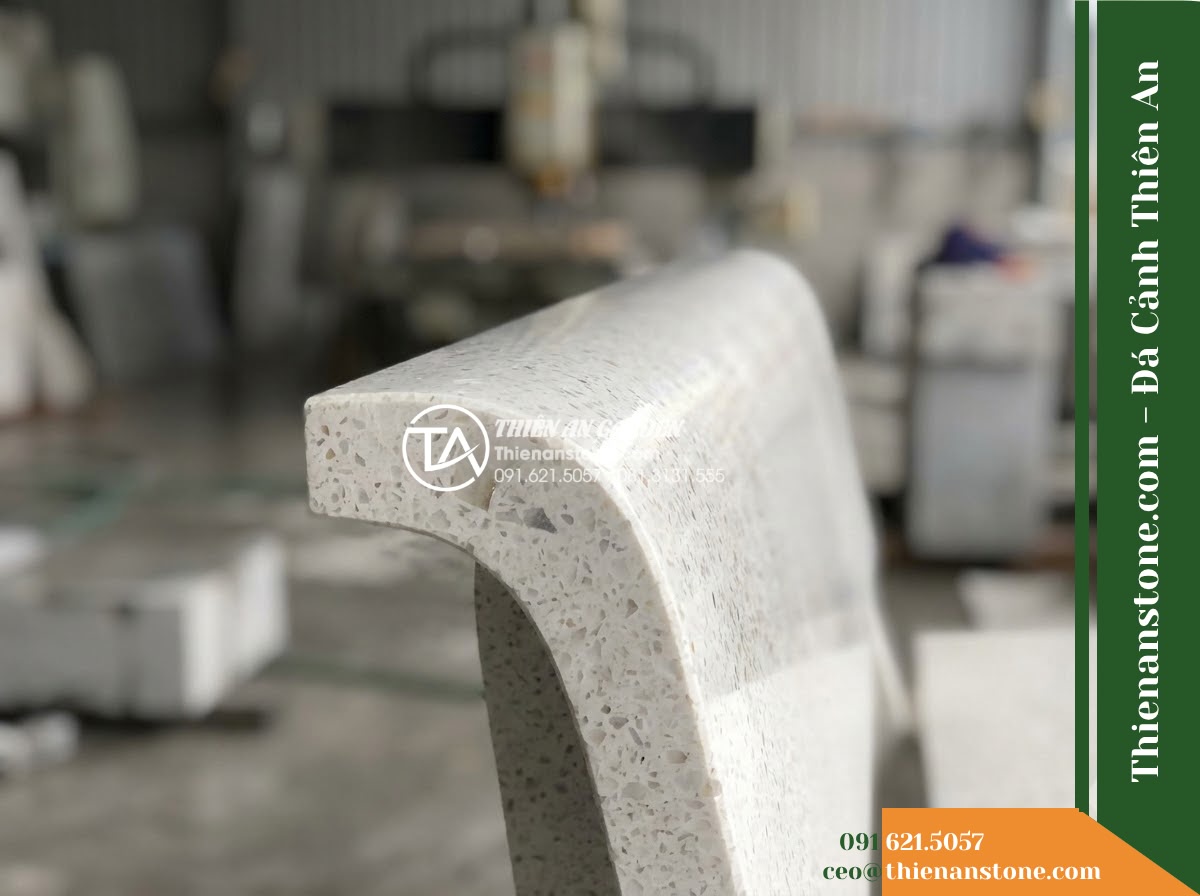 Ghế Đá Granito Phúc Thịnh – Kích thước 170 x 50 x 78 cm – Kiểu dáng tựa nan dọc thưa, hai đầu vuốt cong. Chất liệu đá granito (đá mài) - Hình 1 Ghế Đá Granito Phúc Thịnh – Kích thước 170 x 50 x 78 cm – Kiểu dáng tựa nan dọc thưa, hai đầu vuốt cong. Chất liệu đá granito (đá mài) - Extreme close-up of granito polished stone stone edge profile, showing precise c