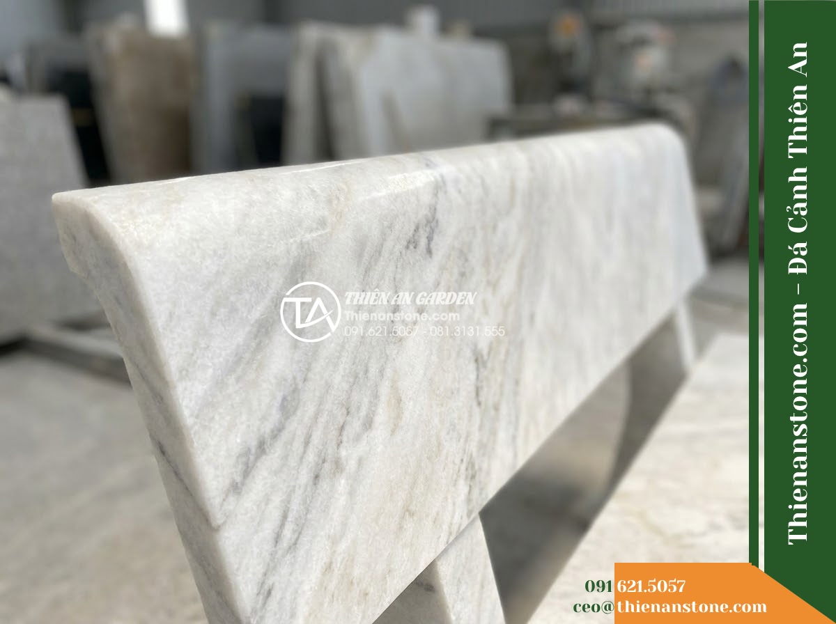 Ghế Đá Granito Phúc Thịnh – Kích thước 170 x 50 x 78 cm – Kiểu dáng tựa nan dọc thưa, hai đầu vuốt cong. Chất liệu đá granito (đá mài) - Hình 6 Ghế Đá Granito Phúc Thịnh – Kích thước 170 x 50 x 78 cm – Kiểu dáng tựa nan dọc thưa, hai đầu vuốt cong. Chất liệu đá granito (đá mài) - Showroom display of various granito polished stone stone benches at Da Canh Thie