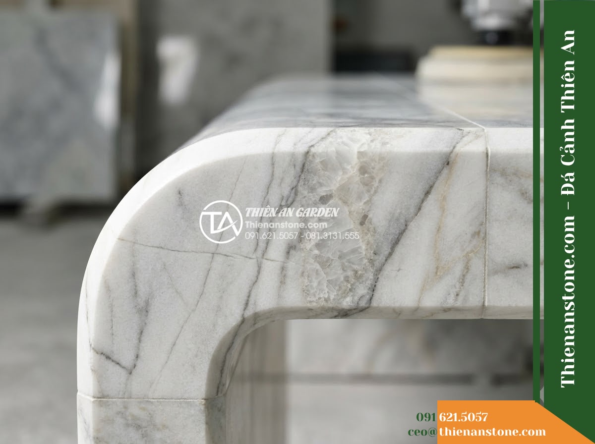 Ghế Đá Granito Quốc An – Kích thước 175 x 50 x 82 cm – Kiểu dáng tựa nan ngang dày, tay vịn liền. Chất liệu đá granito (đá mài)