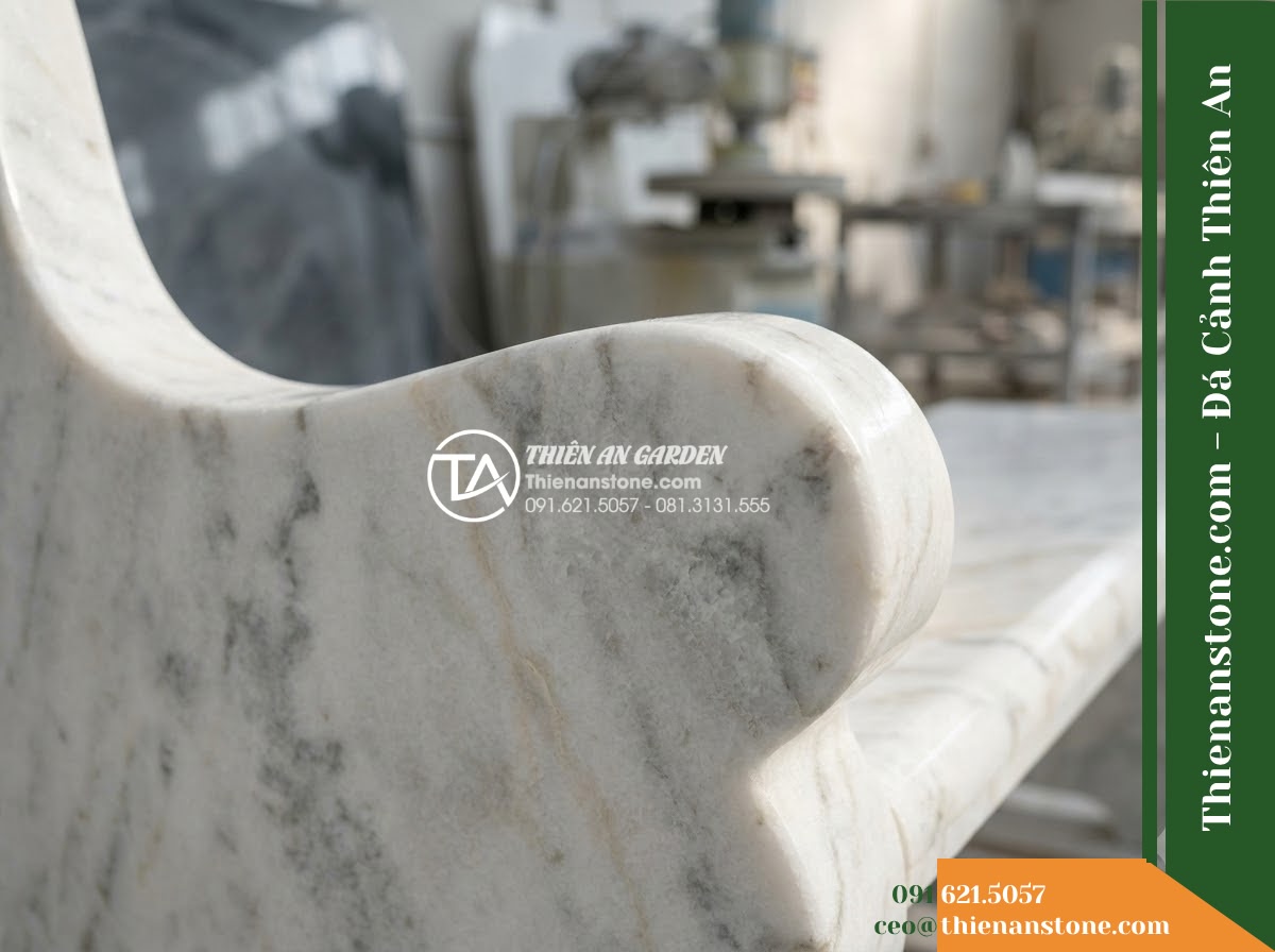 Ghế Đá Granito Quốc An – Kích thước 175 x 50 x 82 cm – Kiểu dáng tựa nan ngang dày, tay vịn liền. Chất liệu đá granito (đá mài) - Hình 2 Ghế Đá Granito Quốc An – Kích thước 175 x 50 x 82 cm – Kiểu dáng tựa nan ngang dày, tay vịn liền. Chất liệu đá granito (đá mài) - Elegant granito polished stone stone bench in a school courtyard, flanked by pho