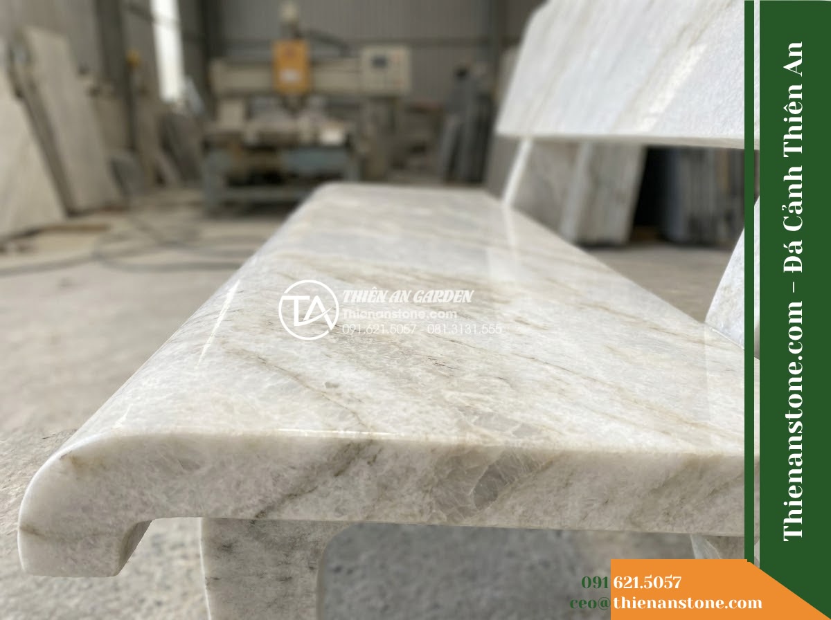Ghế Đá Granito Quốc An – Kích thước 175 x 50 x 82 cm – Kiểu dáng tựa nan ngang dày, tay vịn liền. Chất liệu đá granito (đá mài) - Hình 5 Ghế Đá Granito Quốc An – Kích thước 175 x 50 x 82 cm – Kiểu dáng tựa nan ngang dày, tay vịn liền. Chất liệu đá granito (đá mài) - Professional installation of a granito polished stone stone bench in a landscape