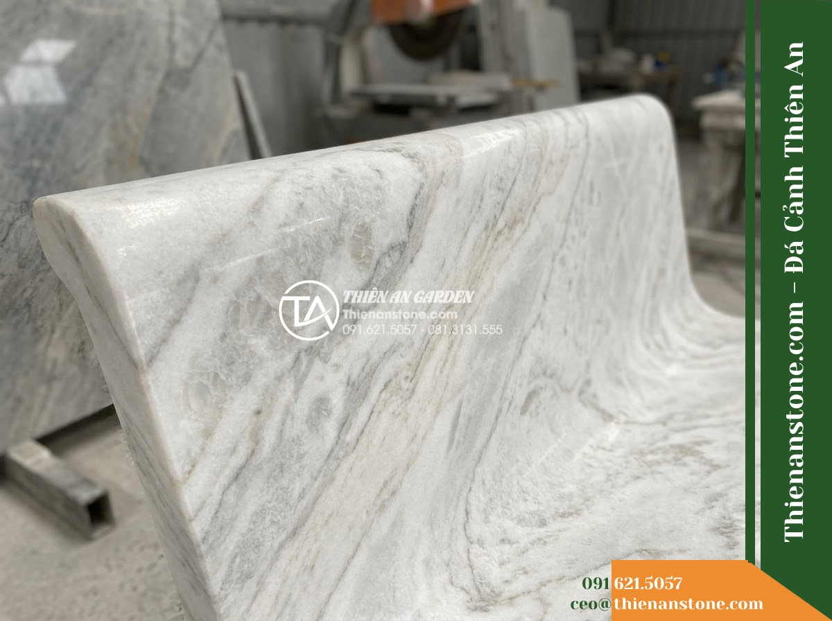 Ghế Đá Granito Thanh An – Kích thước 155 x 48 x 80 cm – Kiểu dáng tựa nan nhỏ, chân cong đối xứng. Chất liệu đá granito (đá mài)