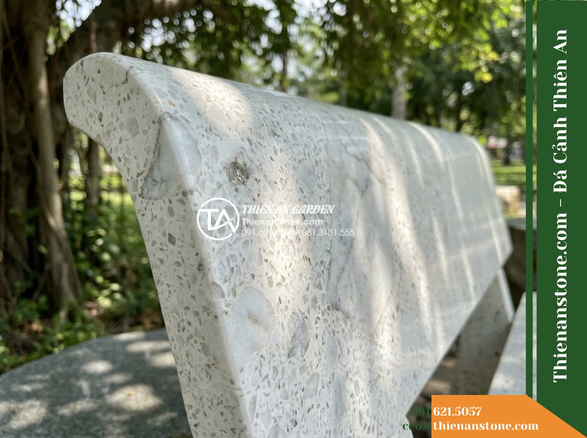 Ghế Đá Granito Thanh An – Kích thước 155 x 48 x 80 cm – Kiểu dáng tựa nan nhỏ, chân cong đối xứng. Chất liệu đá granito (đá mài)