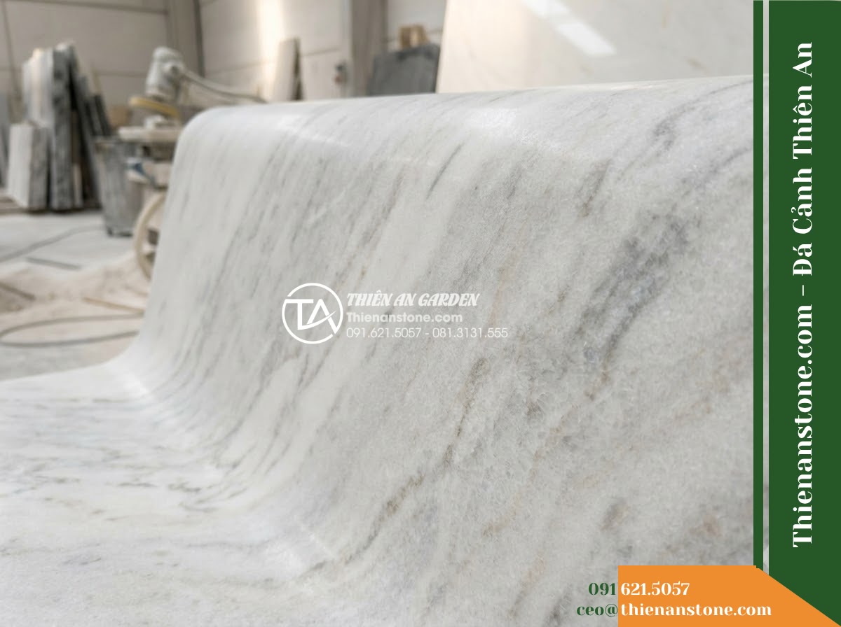 Ghế Đá Granito Thanh An – Kích thước 155 x 48 x 80 cm – Kiểu dáng tựa nan nhỏ, chân cong đối xứng. Chất liệu đá granito (đá mài)